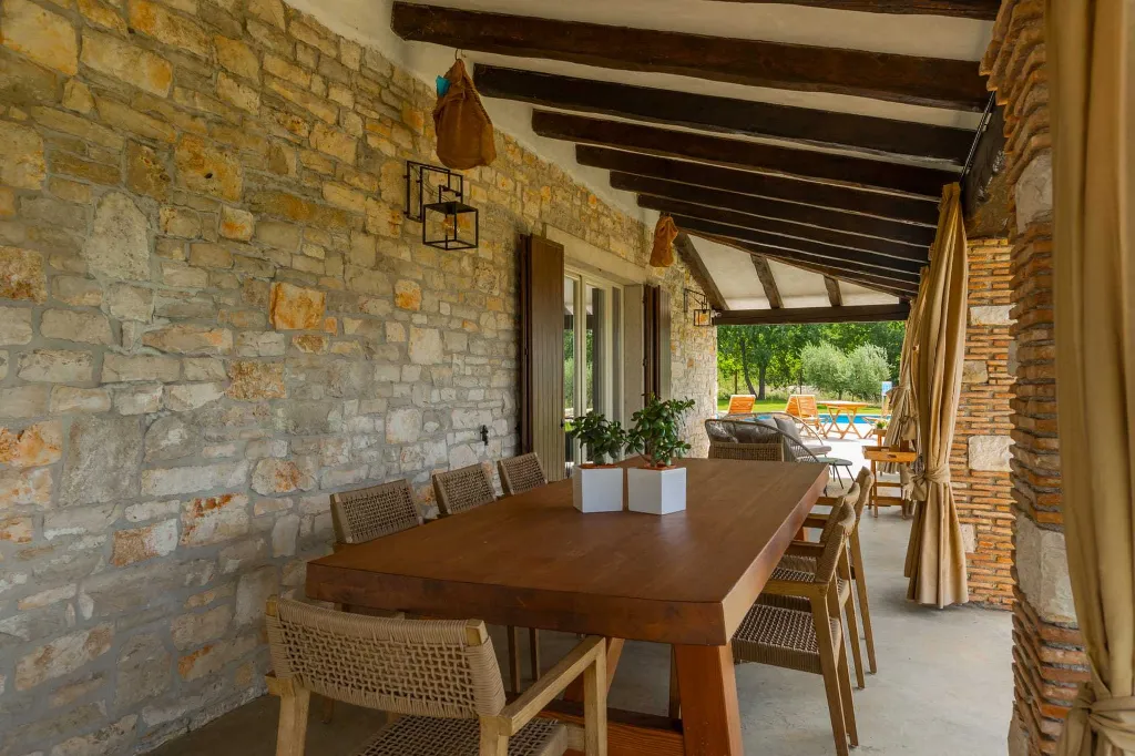 Family Villa with Pool and Large Garden in Tar
