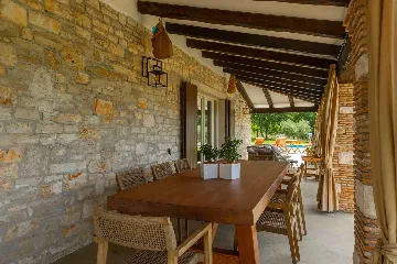 Family Villa with Pool and Large Garden in Tar