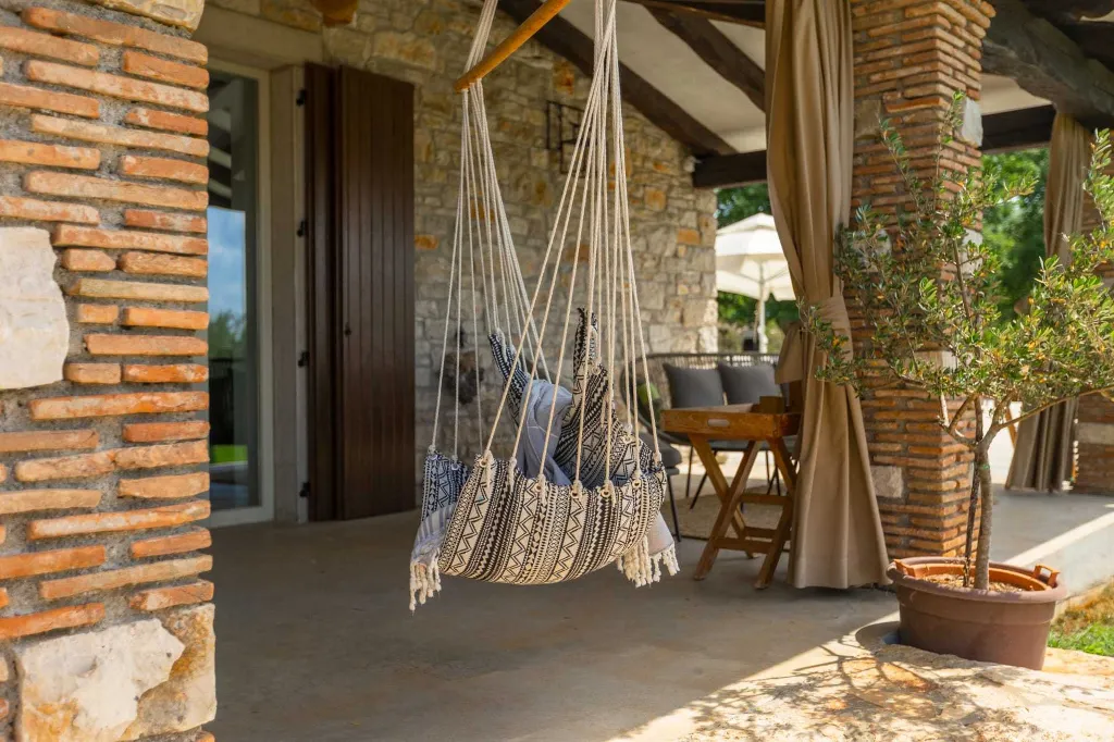Family Villa with Pool and Large Garden in Tar