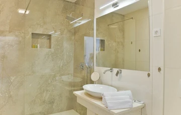 Modern Seaview Villa with Pool in Maslenica