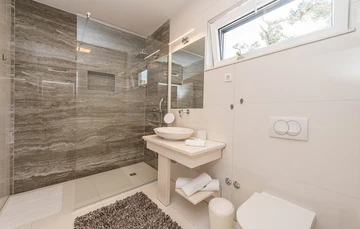 Modern Seaview Villa with Pool in Maslenica