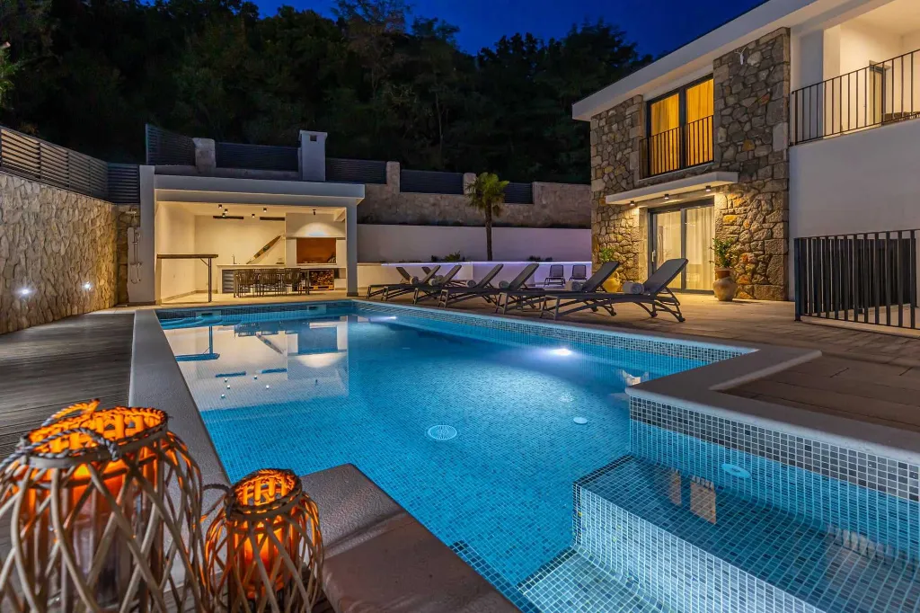 Spacious 5-Bedroom Villa with Pool in Bribir