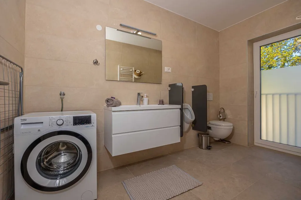 Spacious 5-Bedroom Villa with Pool in Bribir