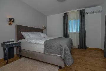 Spacious 5-Bedroom Villa with Pool in Bribir