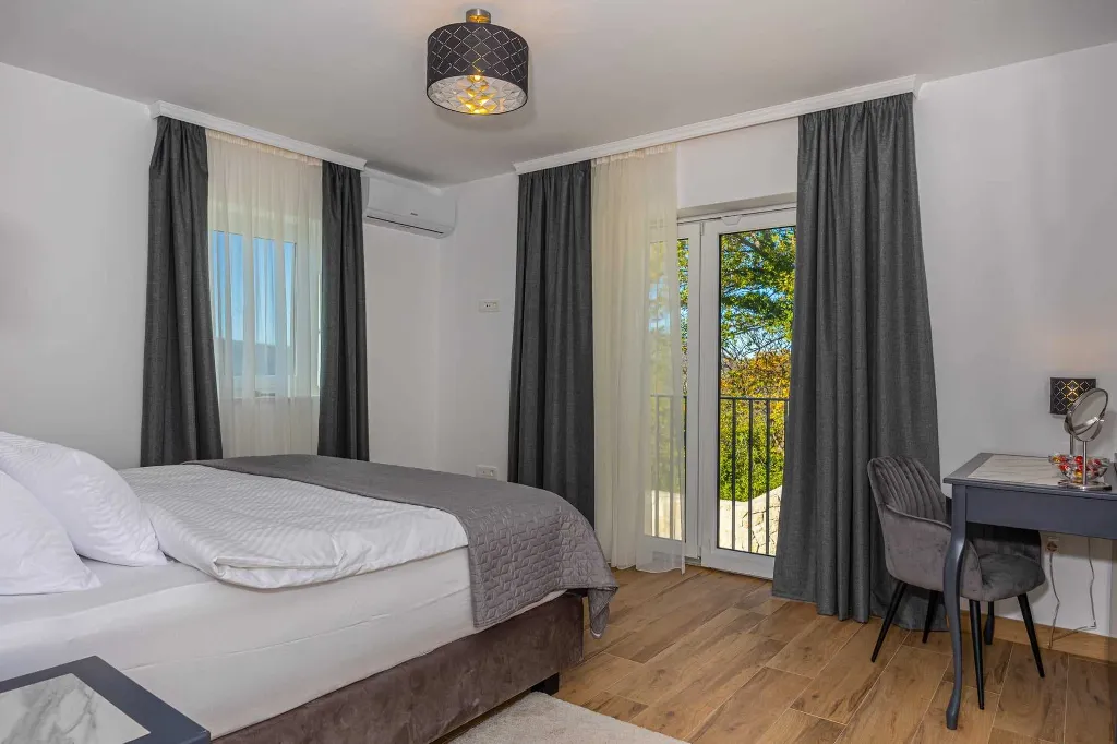 Spacious 5-Bedroom Villa with Pool in Bribir