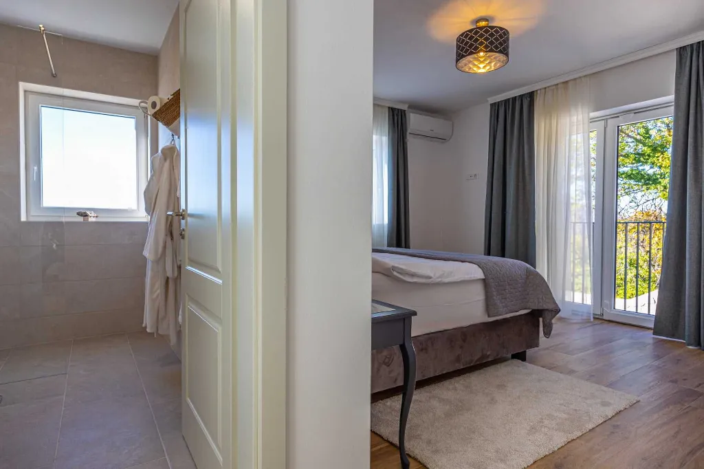 Spacious 5-Bedroom Villa with Pool in Bribir