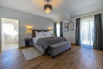 Spacious 5-Bedroom Villa with Pool in Bribir