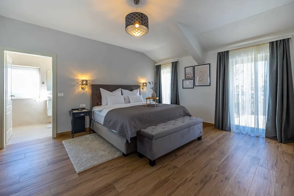 Spacious 5-Bedroom Villa with Pool in Bribir