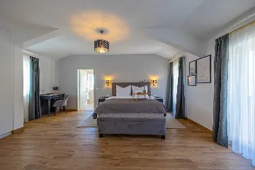 Spacious 5-Bedroom Villa with Pool in Bribir