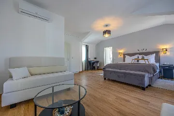 Spacious 5-Bedroom Villa with Pool in Bribir