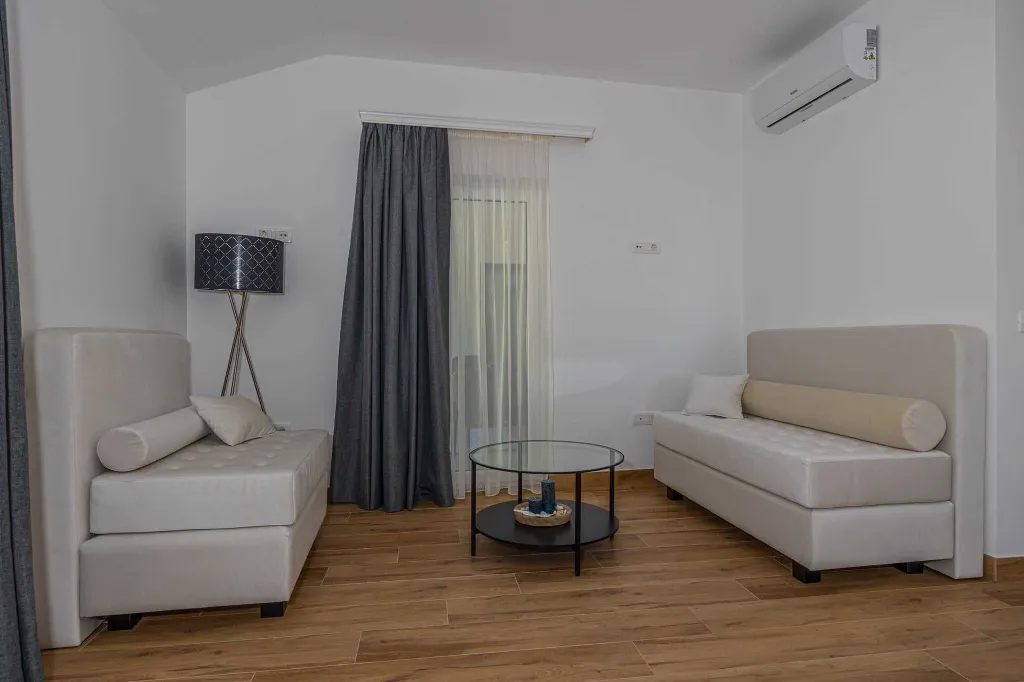 Spacious 5-Bedroom Villa with Pool in Bribir