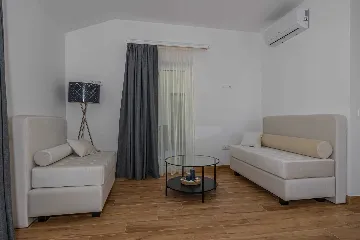 Spacious 5-Bedroom Villa with Pool in Bribir