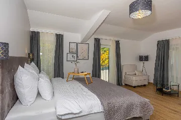 Spacious 5-Bedroom Villa with Pool in Bribir