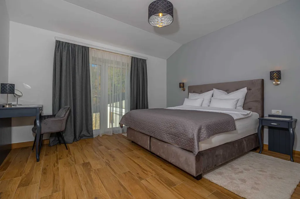 Spacious 5-Bedroom Villa with Pool in Bribir