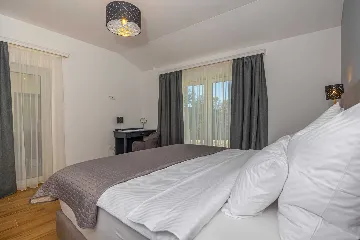 Spacious 5-Bedroom Villa with Pool in Bribir