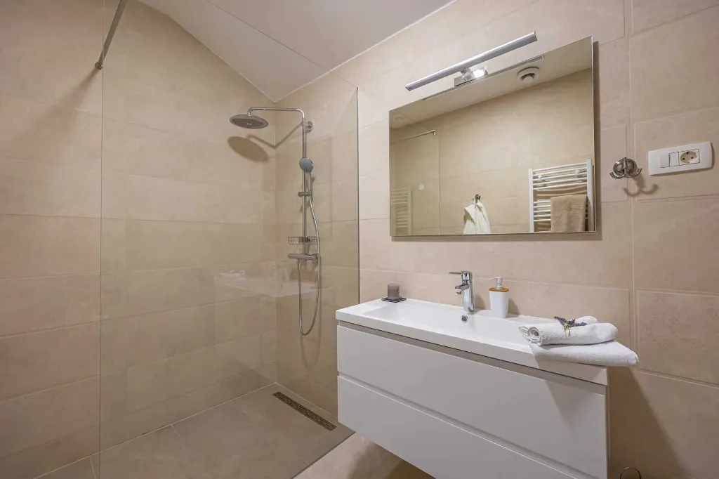 Spacious 5-Bedroom Villa with Pool in Bribir
