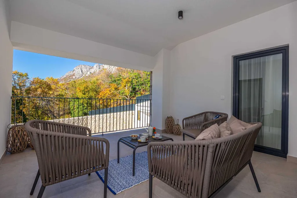 Spacious 5-Bedroom Villa with Pool in Bribir