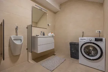 Spacious 5-Bedroom Villa with Pool in Bribir