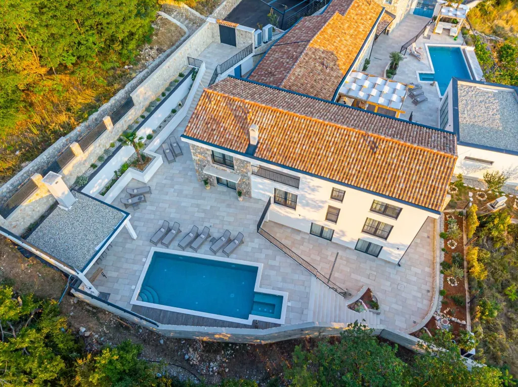 Spacious 5-Bedroom Villa with Pool in Bribir