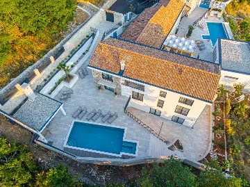 Spacious 5-Bedroom Villa with Pool in Bribir