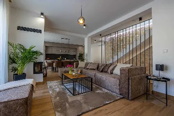 Spacious 5-Bedroom Villa with Pool in Bribir