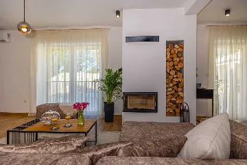 Spacious 5-Bedroom Villa with Pool in Bribir