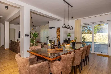 Spacious 5-Bedroom Villa with Pool in Bribir