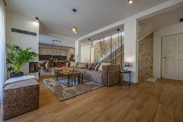 Spacious 5-Bedroom Villa with Pool in Bribir