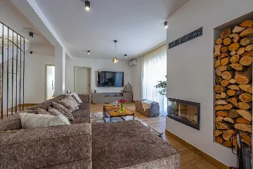 Spacious 5-Bedroom Villa with Pool in Bribir