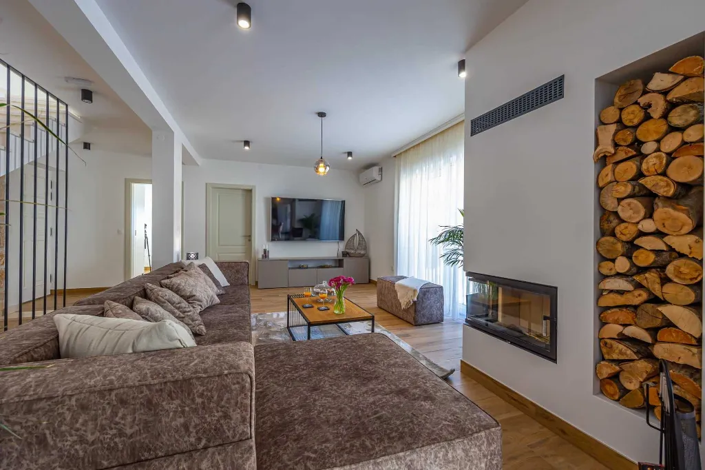 Spacious 5-Bedroom Villa with Pool in Bribir