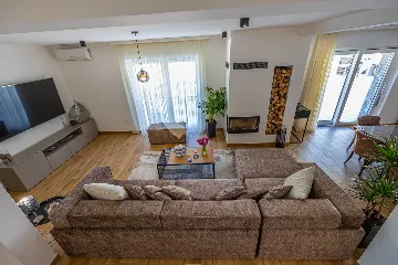 Spacious 5-Bedroom Villa with Pool in Bribir