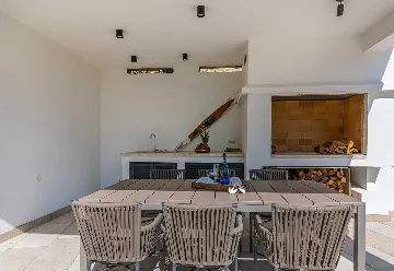 Spacious 5-Bedroom Villa with Pool in Bribir