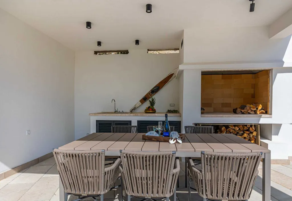Spacious 5-Bedroom Villa with Pool in Bribir