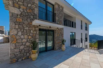 Spacious 5-Bedroom Villa with Pool in Bribir