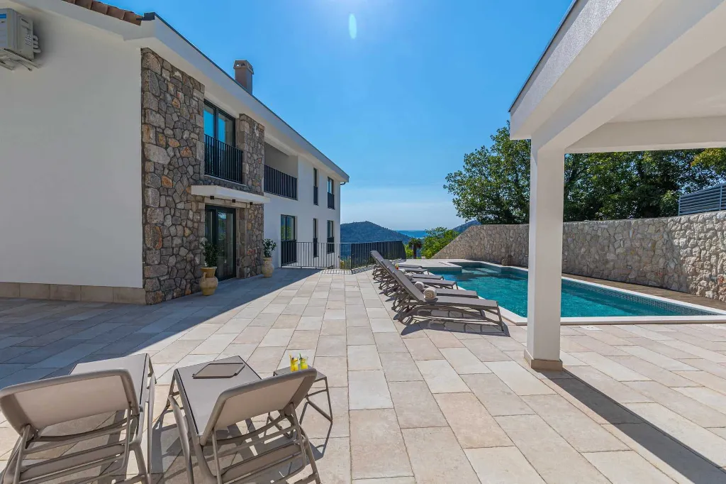 Spacious 5-Bedroom Villa with Pool in Bribir