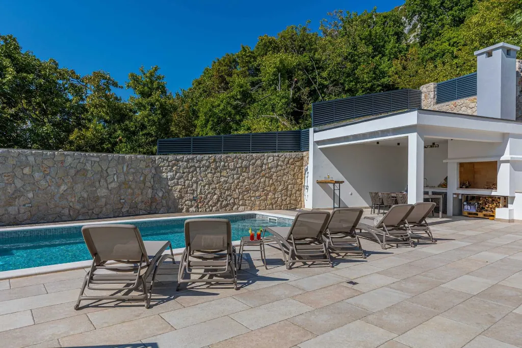 Spacious 5-Bedroom Villa with Pool in Bribir