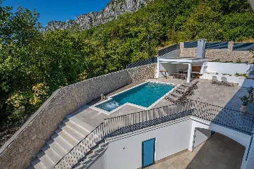 Spacious 5-Bedroom Villa with Pool in Bribir