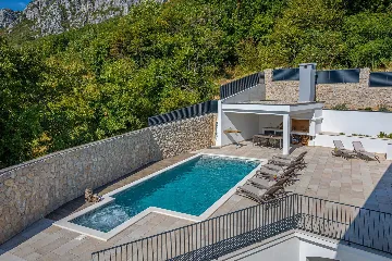 Spacious 5-Bedroom Villa with Pool in Bribir