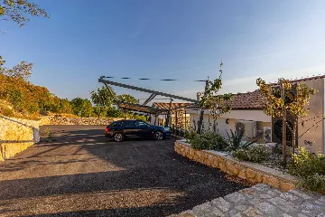 Spacious 5-Bedroom Villa with Pool in Bribir