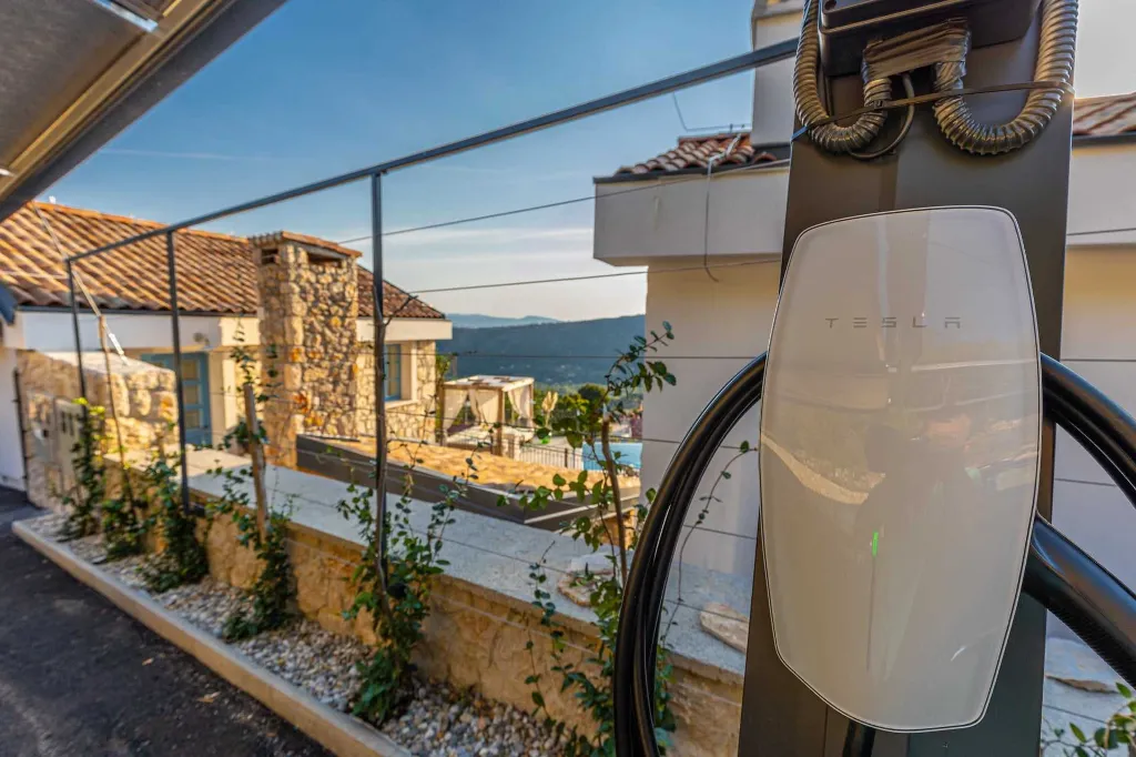 Spacious 5-Bedroom Villa with Pool in Bribir