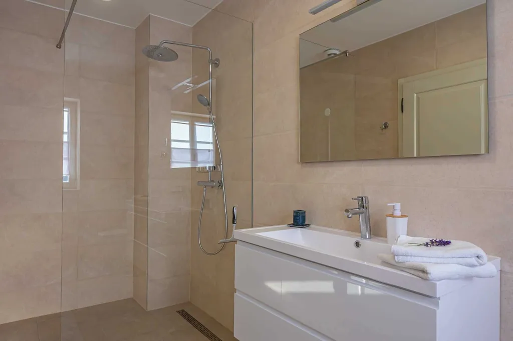 Spacious Sea View Villa with Pool in Bribir