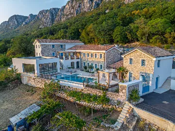 Spacious Sea View Villa with Pool in Bribir