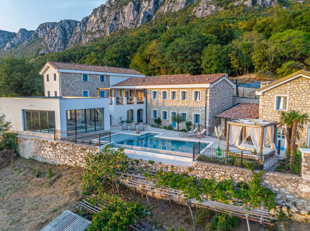Spacious Sea View Villa with Pool in Bribir