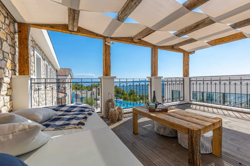 Spacious Sea View Villa with Pool in Bribir