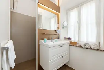 Seaside Family Villa with Pool in Pula