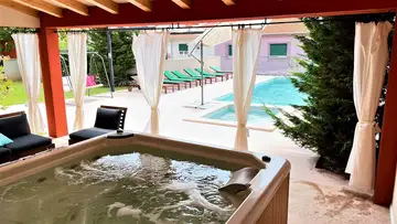 Seaside Family Villa with Pool in Pula