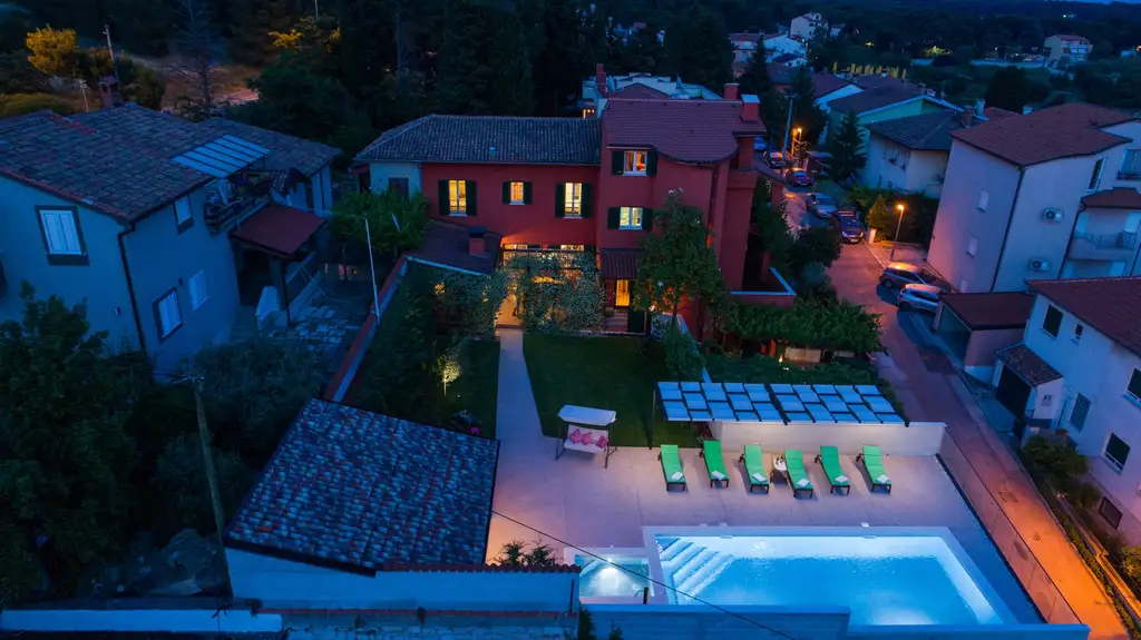 Seaside Family Villa with Pool in Pula
