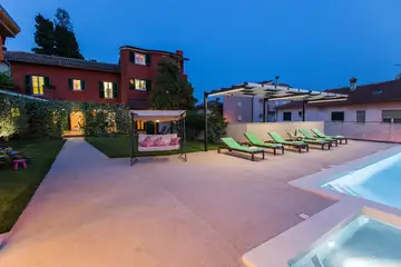 Seaside Family Villa with Pool in Pula