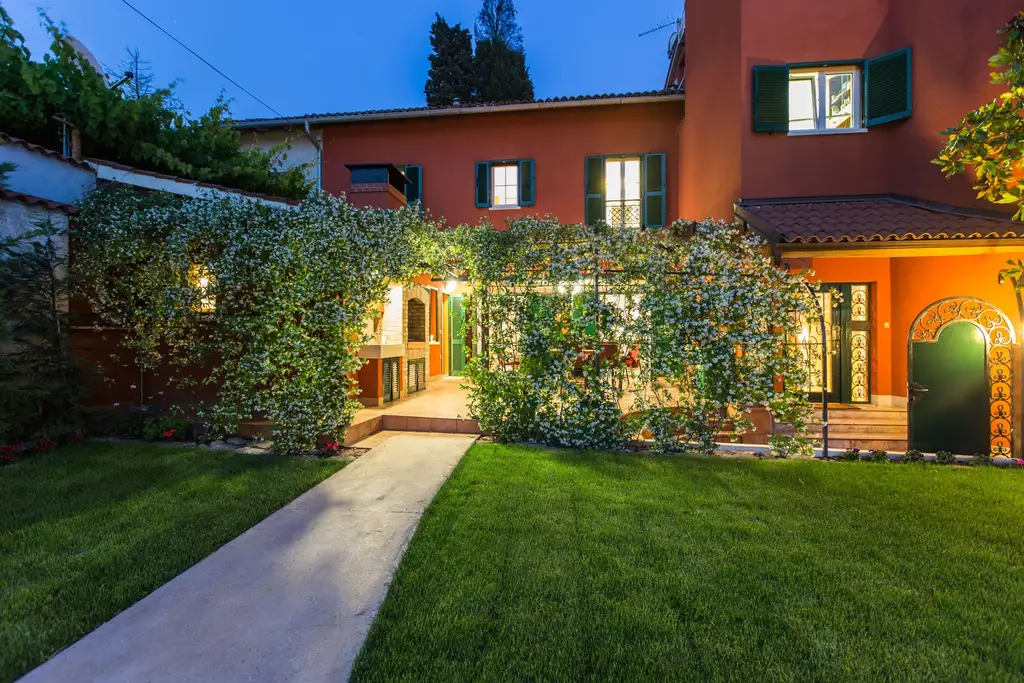 Seaside Family Villa with Pool in Pula