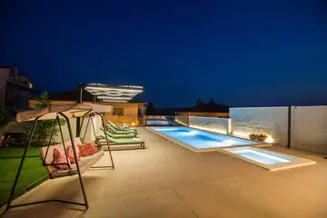 Seaside Family Villa with Pool in Pula